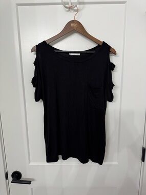 Women’s Black Cold-Shoulder Pocket Tee